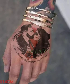 "Paar-Tattoo mit Armbändern auf Hand"