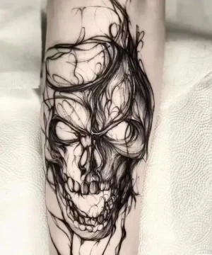 "Tattoo: Künstlerischer Totenkopf in Linien"