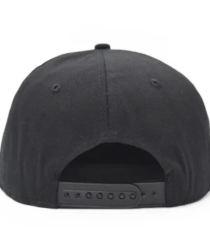 Schwarze Gothic-Cap mit Totenkopf-Motiv