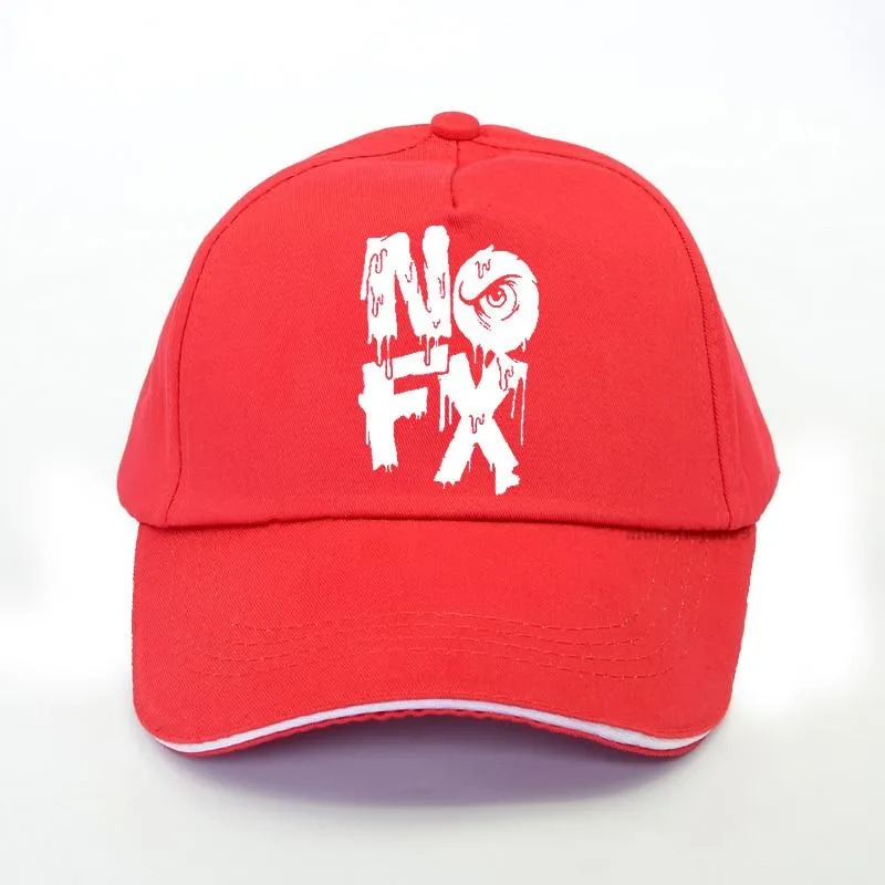 Basecap im Gothic-Stil mit rotem NOFX-Logo