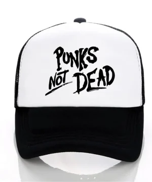 Gothic-Punk-Kappe mit "Punks Not Dead"-Motiv