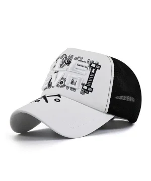 Weiße Gothic-Basecap mit rockigem Stil