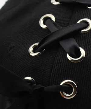 Basecap mit Schnürdetail im Gothic-Stil