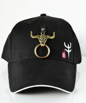 Kappe in Schwarz mit Stier-Motiv