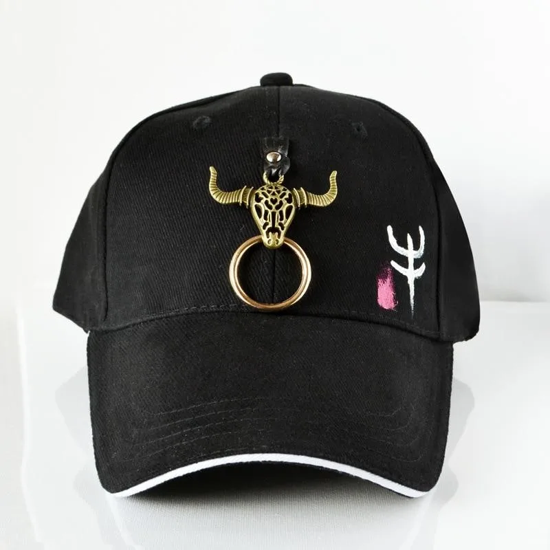 Kappe in Schwarz mit Stier-Motiv