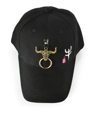 Basecap mit Stierkopf im Gothic-Stil