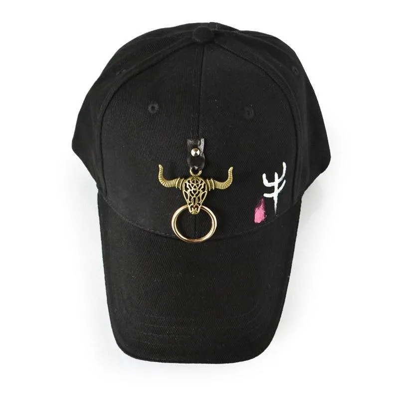 Basecap mit Stierkopf im Gothic-Stil