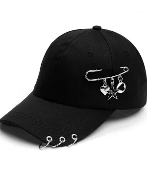 Gothic-Cap mit Sicherheitsnadel-Design