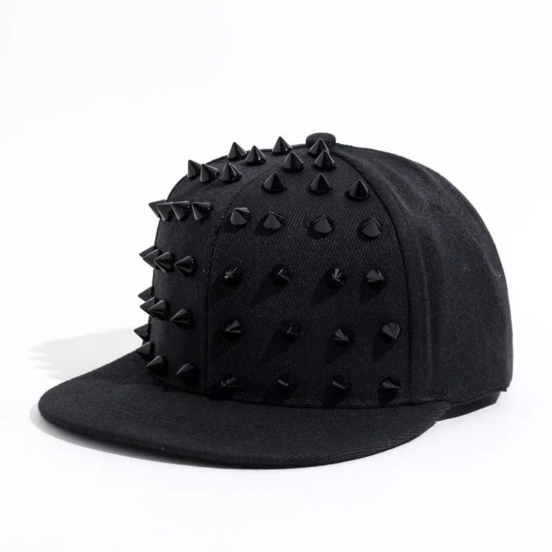 Basecap mit Nieten im Gothic-Stil