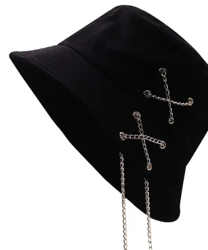 Gothic-Hut mit Kette und Metallelementen