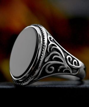 Herrenring aus geschnitztem schwarzem Achat im Punk-Stil - Gothic Shop