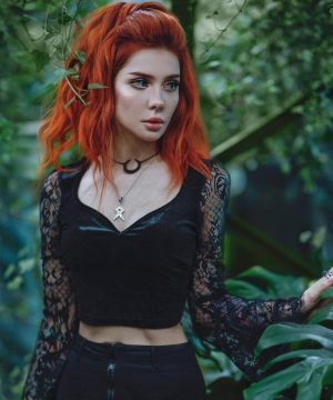 Damen-Gothic-Oberteile aus Samt mit Spitze, ausgestellten Ärmeln, Spleißen und V-Ausschnitt - Gothic Shop