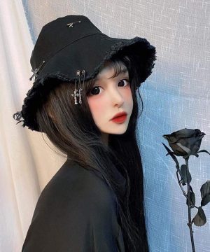 Damen-Eimerhüte mit gerippten Pins und Kreuzen im Gothic-Stil - Gothic Shop