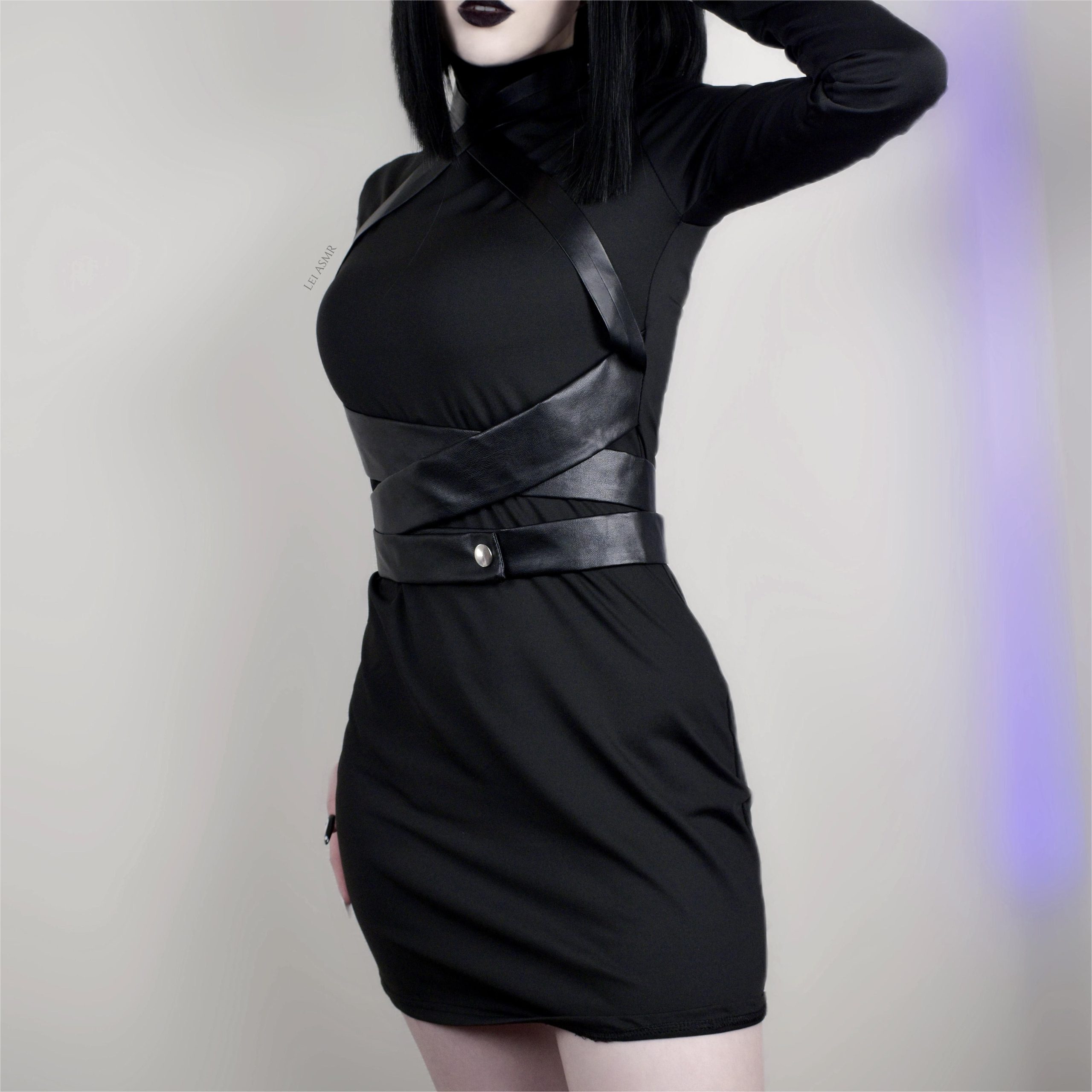 Punk-Rollkragenpullover für Damen mit Kunstlederriemen und Spleißen - Gothic Shop