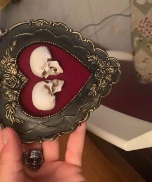 Gothic Mini Schaedel Deko Herzform Romantische Liebe Red Plastic Unisex