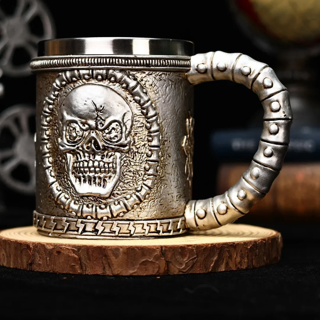 Gothic Totenkopf Bierkrug aus Harz und Edelstahl – Halloween