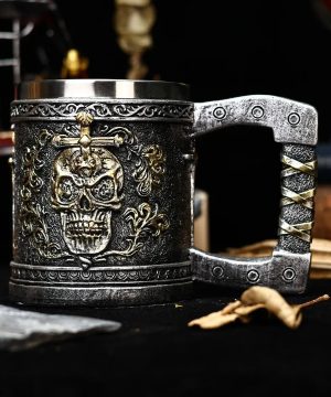 Gothic Totenkopf Bierkrug aus Harz und Edelstahl, 500ml
