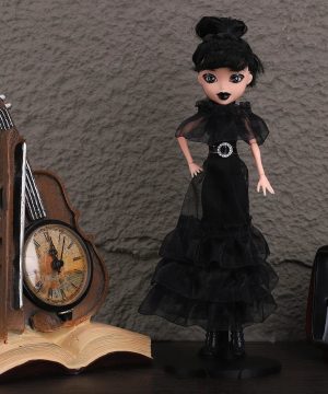 Wednesday Gothic Puppe In Schwarzem Kleid Mit Zubehoer