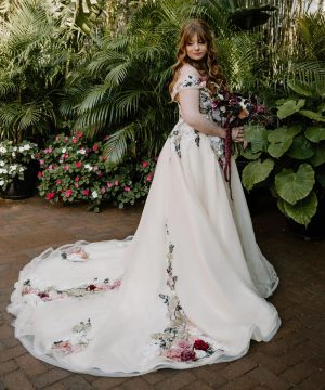 Gothic Brautkleid mit 3D Blumen, bunt und romantisch