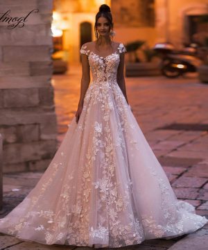 Gothic Prinzessin Brautkleid mit Spitze und Blumenornamenten