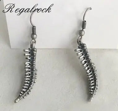 Gothic Ohrring mit anatomischer Wirbelsäule & Schädel