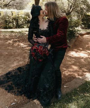 Gothic Brautkleid mit 3D-Blumen und langer Schleppe