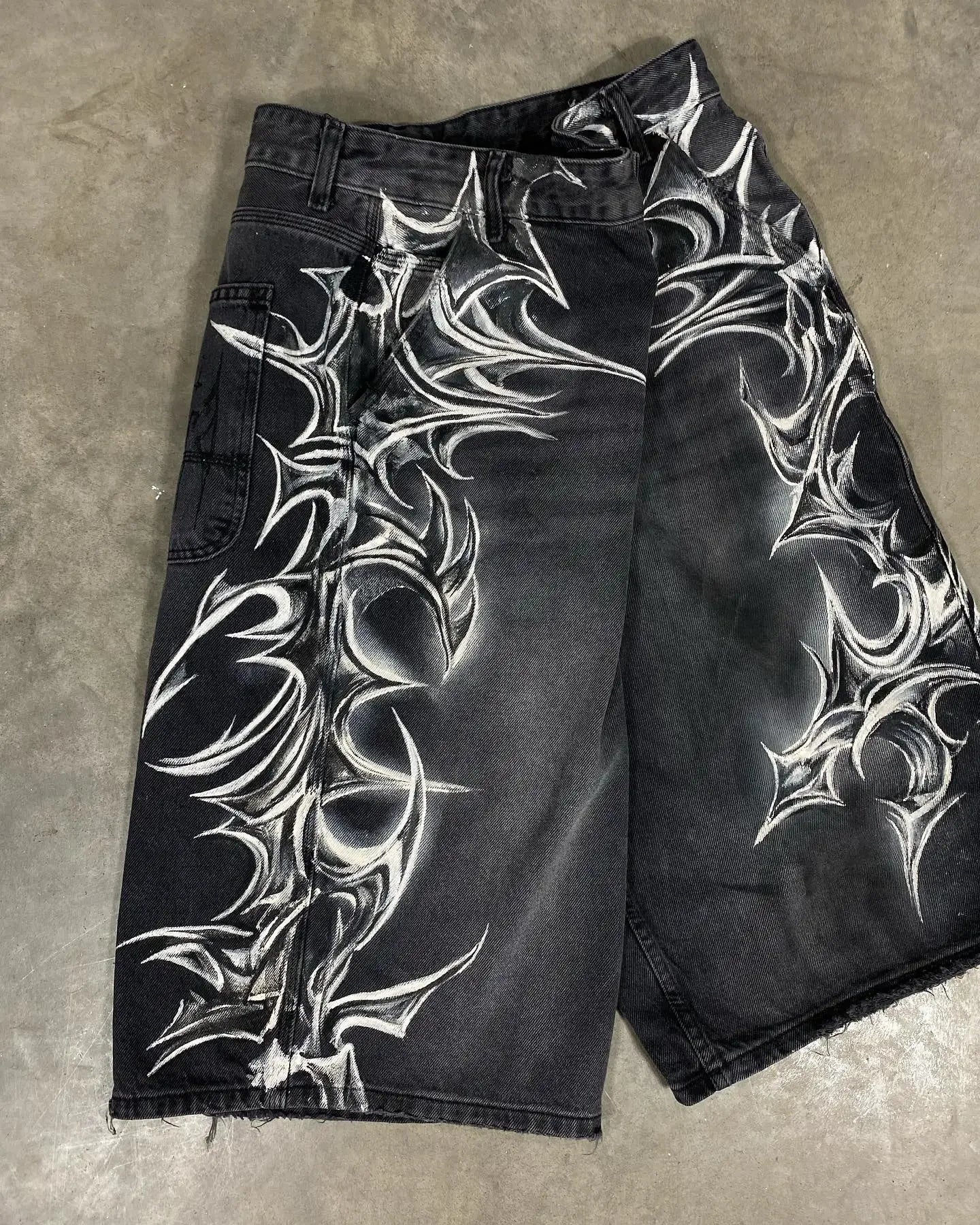 Gothic Streetwear Denim Shorts mit Graffiti-Print Unisex – Bild 2