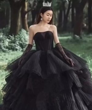 Gothic Brautkleid 2024 Schwarz mit Stufen und Faltenrock