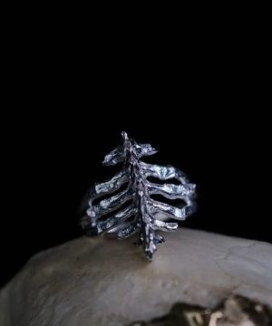 Gothic Herrenring mit Wirbelsäulen-Design, offen & trendy