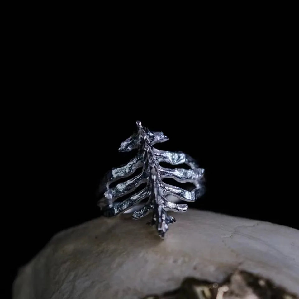 Gothic Herrenring mit Wirbelsäulen-Design, offen & trendy