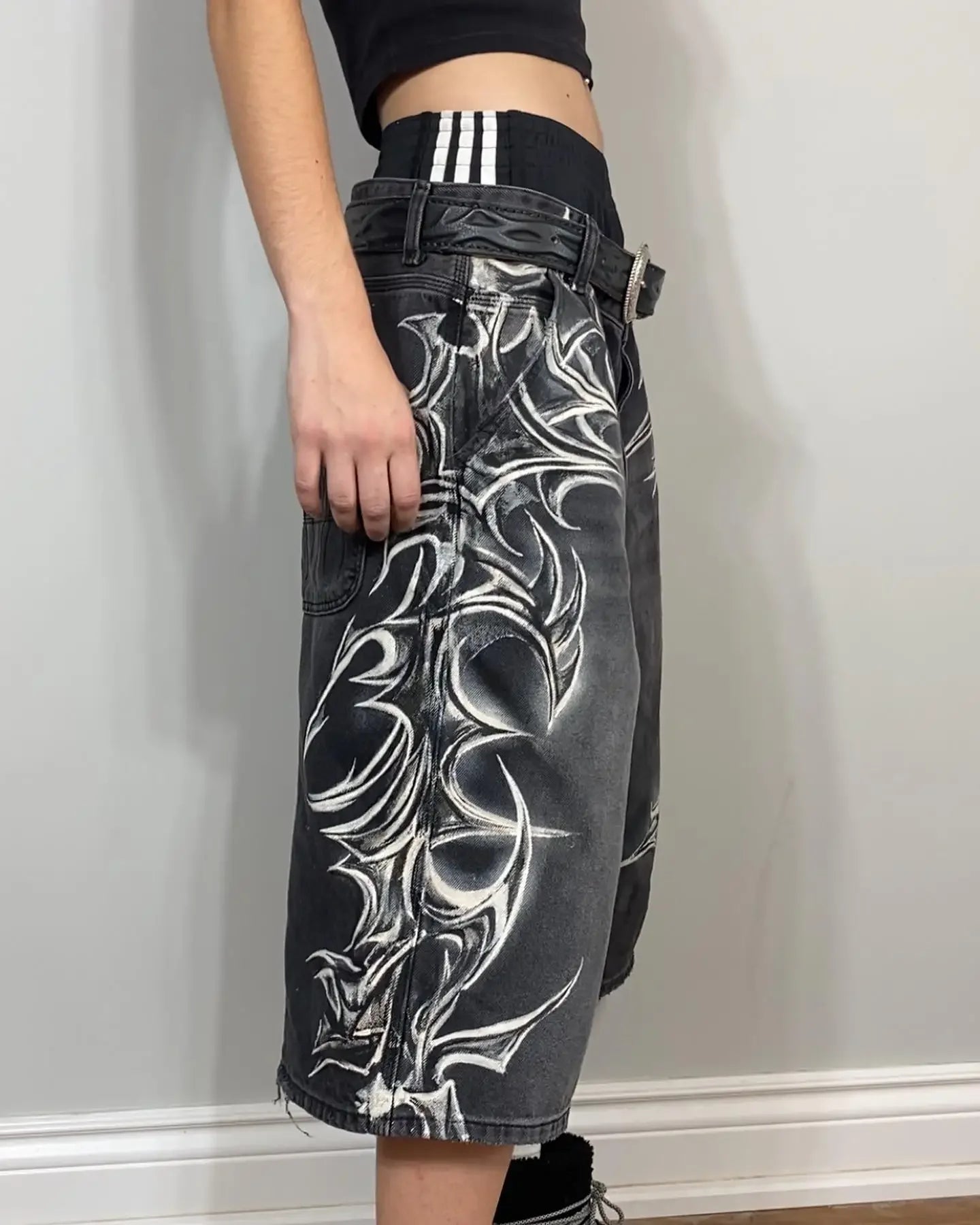 Gothic Streetwear Denim Shorts mit Graffiti-Print Unisex – Bild 6