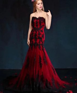 Gothic Mermaid Brautkleid in Schwarz/Rot mit Spitze