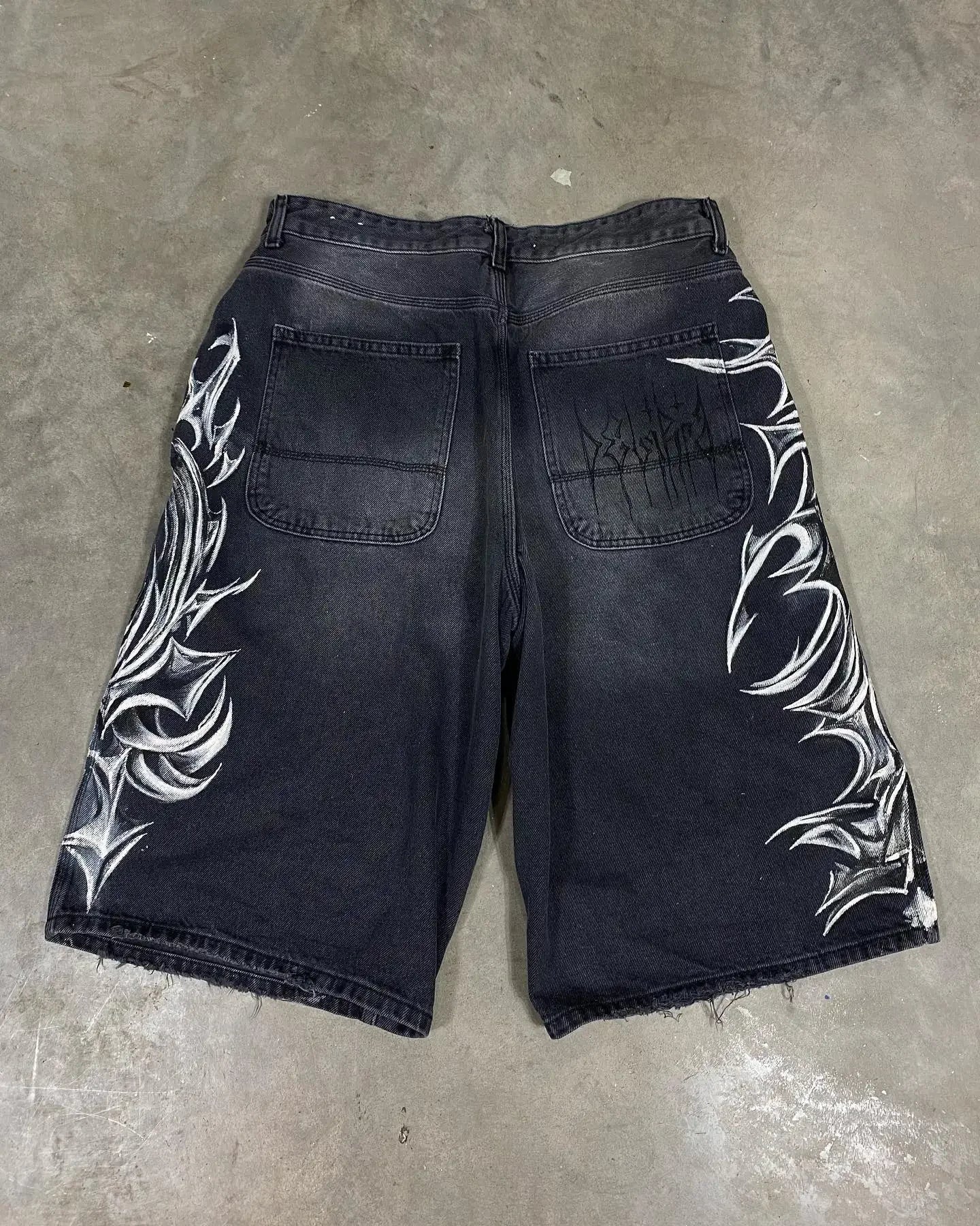 Gothic Streetwear Denim Shorts mit Graffiti-Print Unisex – Bild 4