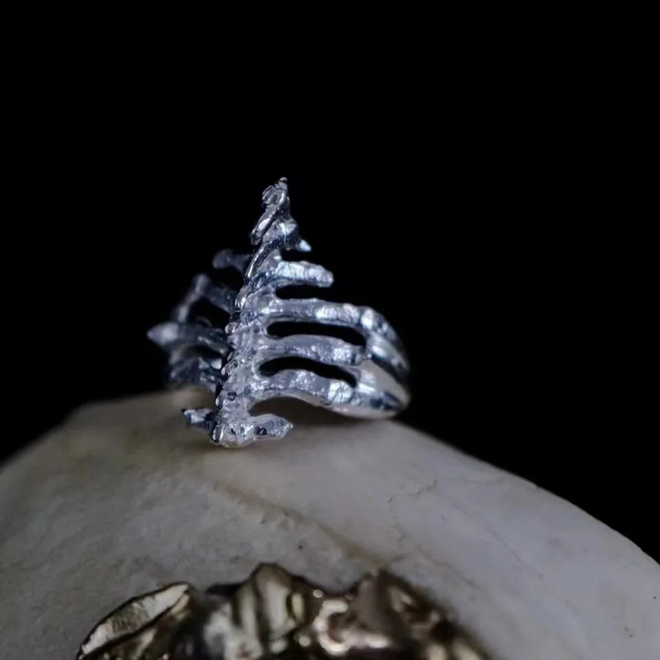 Gothic Herrenring mit Wirbelsäulen-Design, offen & trendy – Bild 3
