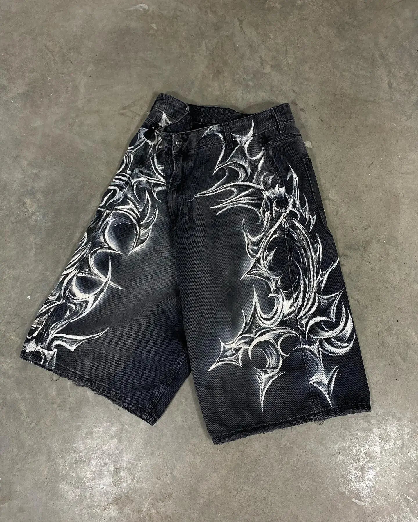 Gothic Streetwear Denim Shorts mit Graffiti-Print Unisex – Bild 3