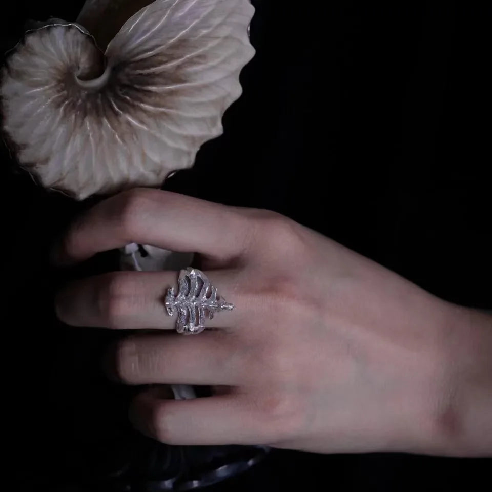 Gothic Herrenring mit Wirbelsäulen-Design, offen & trendy – Bild 2