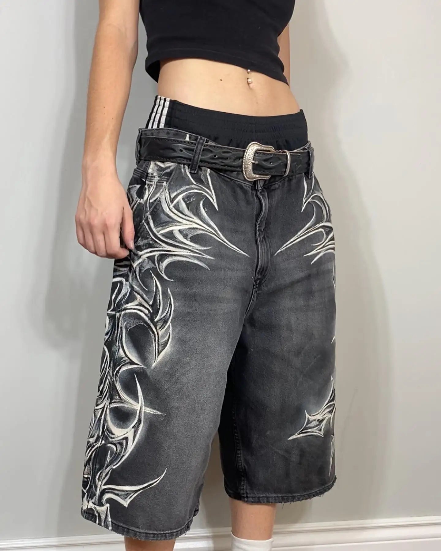 Gothic Streetwear Denim Shorts mit Graffiti-Print Unisex – Bild 5