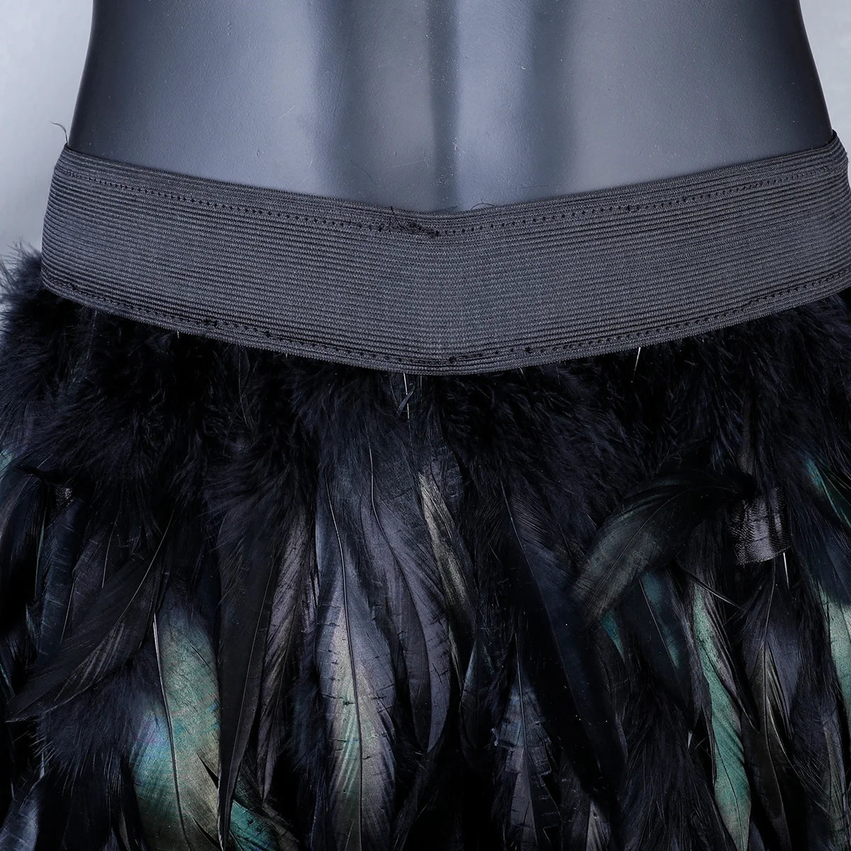 Gothic Herren-Shorts mit Federn – Ideal für Halloween – Bild 3