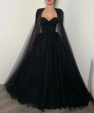 Gothic Brautkleid mit Perlen, Cape & Tüll-Schleppe