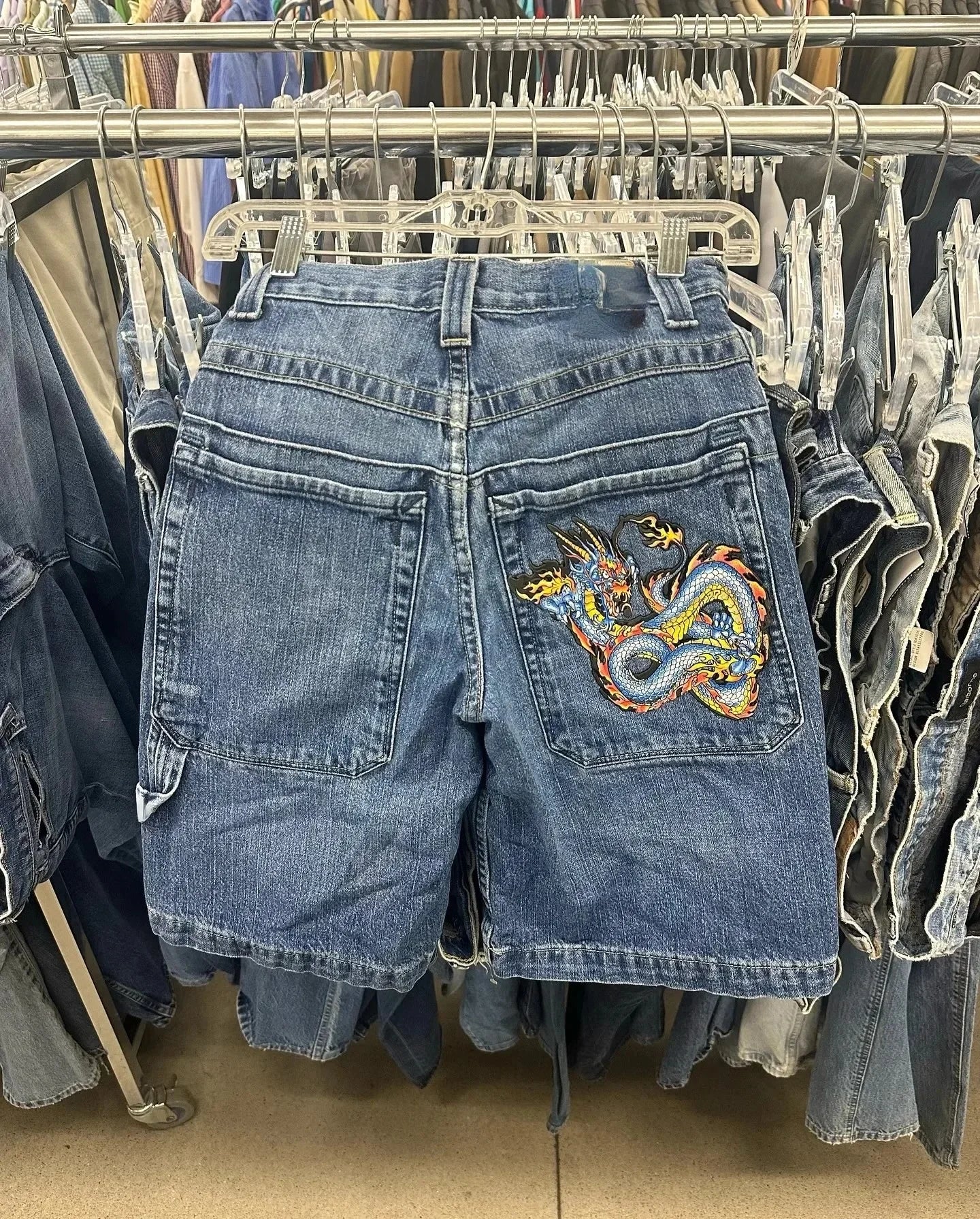 Gothic Streetwear Denim Shorts mit Graffiti-Print Unisex – Bild 7